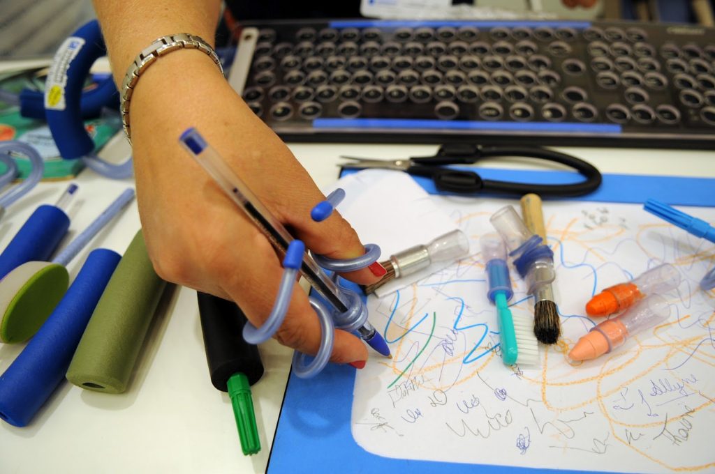 Tecnologias assistivas: Soluções inclusivas no Brasil para pessoas com deficiência 1 Tecnologia para pessoa com deficiência