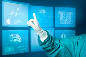 Profissional da saúde utilizando uma interface digital com imagens médicas e gráficos de órgãos humanos, simbolizando o uso da Inteligência Artificial para diagnósticos e avanços na medicina moderna.