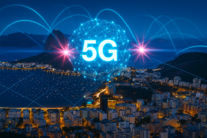 Imagem digital composta que retrata uma cidade brasileira à noite, com destaque para o Pão de Açúcar e a Baía de Guanabara ao fundo, representando o Rio de Janeiro. No centro da imagem, uma esfera luminosa azul exibe a inscrição “5G”, cercada por conexões em forma de linhas e arcos de luz que simulam a transmissão de dados. A paisagem urbana iluminada abaixo contrasta com os efeitos gráficos que simbolizam a expansão da tecnologia 5G na região.