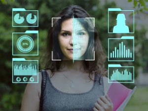 Mulher jovem sendo analisada por um sistema de reconhecimento facial ao ar livre, com gráficos digitais e interfaces holográficas exibindo dados biométricos e estatísticas ao redor de seu rosto, simulando uma tecnologia de identificação em tempo real.