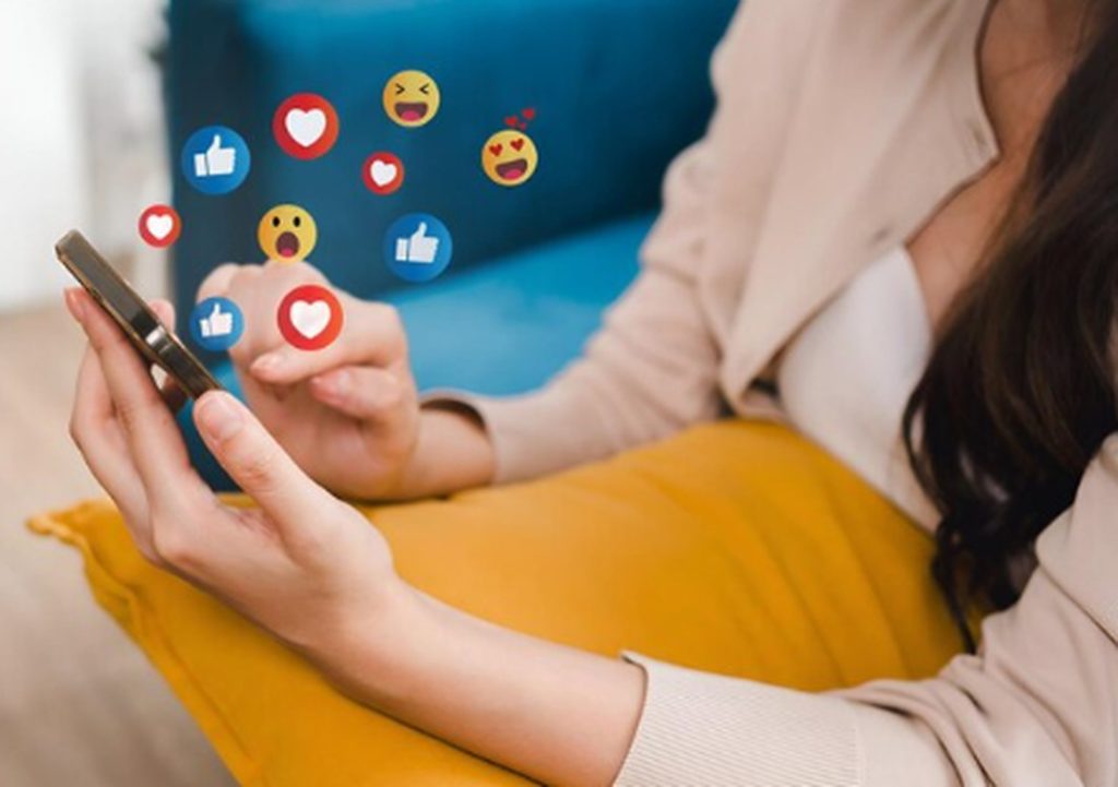 A febre dos emojis e stickers: Como essas pequenas imagens moldam a comunicação digital no Brasil? 1 optimized image 2 upscaled 91
