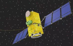 Home 2 Ilustração de um dos satélites brasileiros em órbita, com painéis solares estendidos e estrutura dourada, flutuando no espaço estrelado.