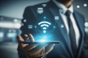 Homem segurando smartphone com ícones digitais iluminados, simbolizando conectividade e inovação nas redes móveis.